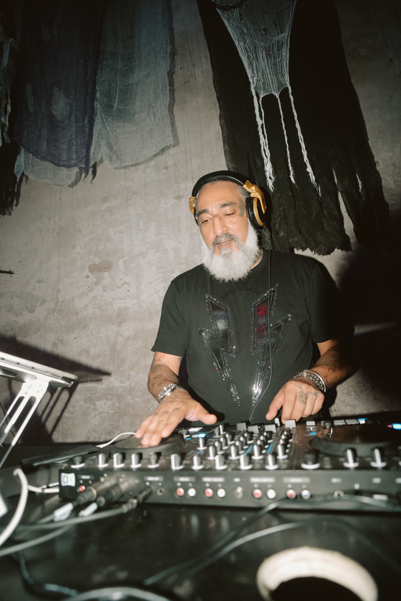 DJ am Mischpult in der Fabrikhalle