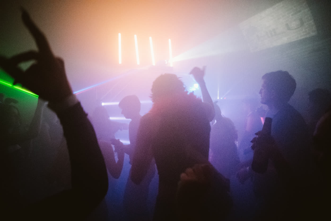 Tanzende Menge im Nebel