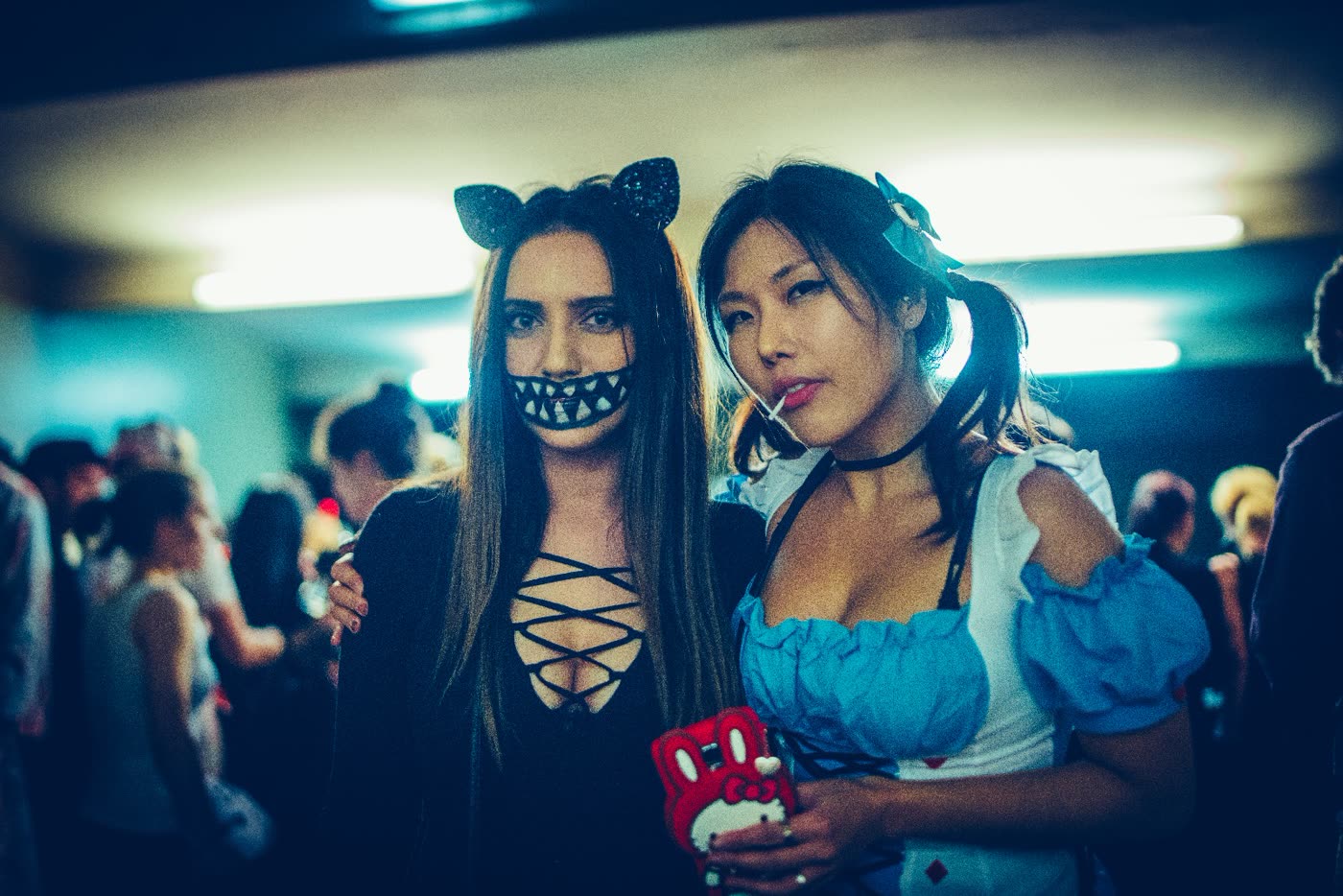Zwei Gäste in Halloween-Kostümen