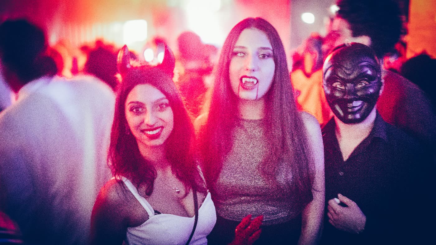 Drei Gäste mit Vampirzähnen