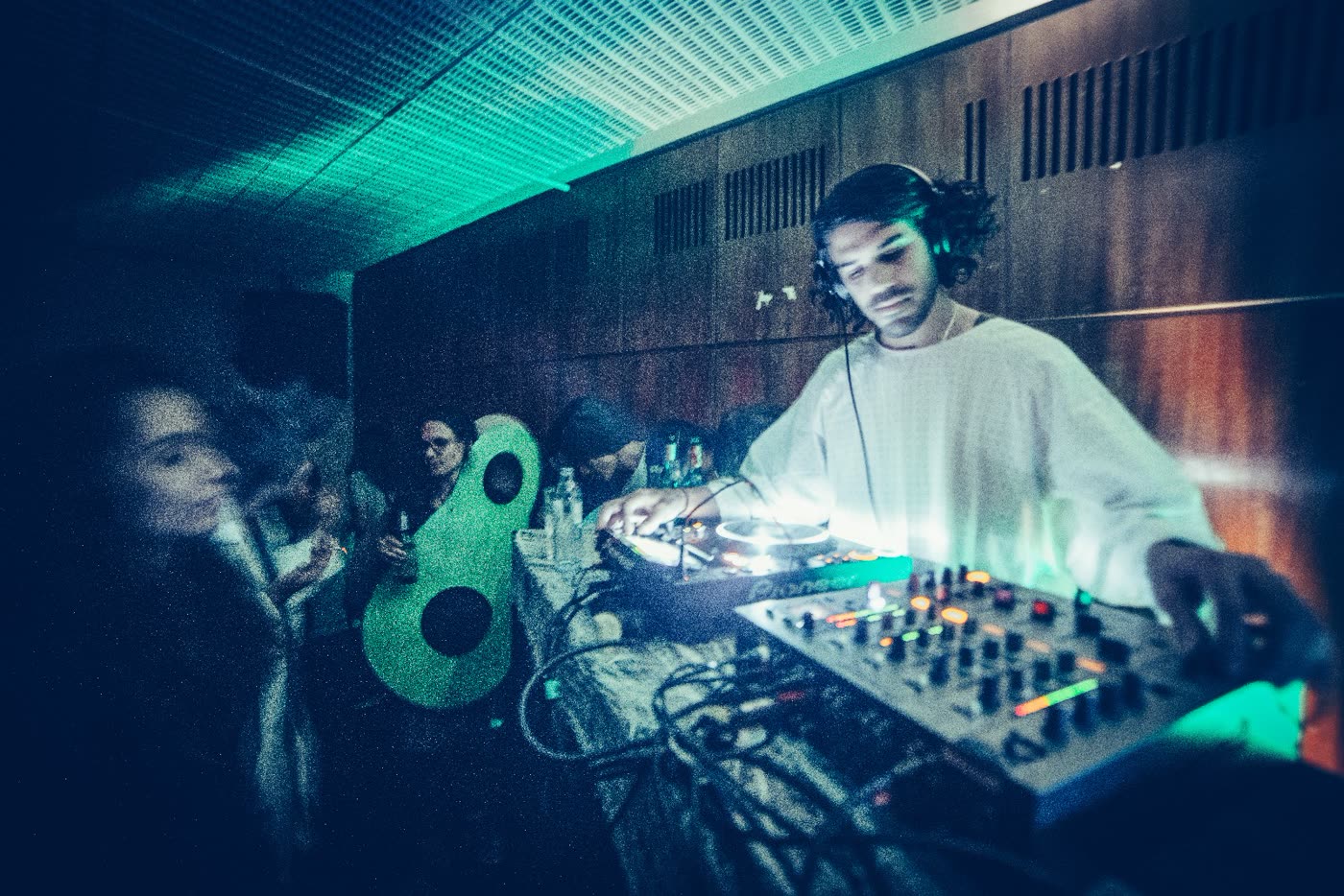 DJ im türkisen Licht